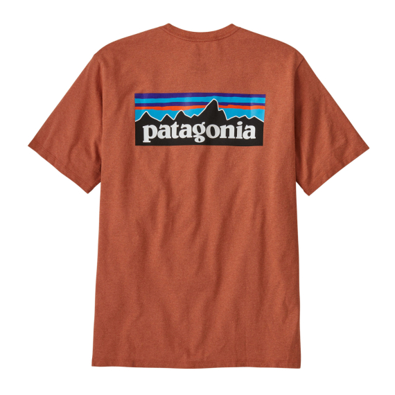 Patagonia M\'s P-6 Logo Responsibili-Tee Redtail Rust dans le groupe Habits et chaussures / Habits / T-shirts l\'adresse Sportfiskeprylar.se (38504-RTLR-Sr)