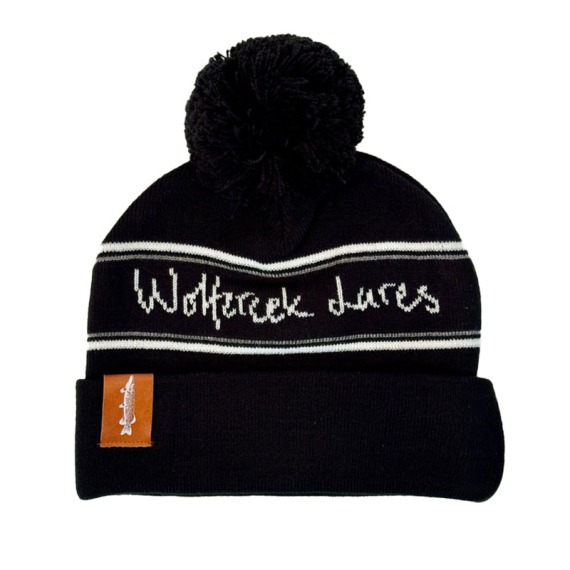 Wolfcreek Classic Logo Pom Pom Beanie - Black/White dans le groupe Habits et chaussures / Casquettes et chapeaux / Bérets et chapeaux l\'adresse Sportfiskeprylar.se (WCL-05-POMPOM-01-BLK-WHT)