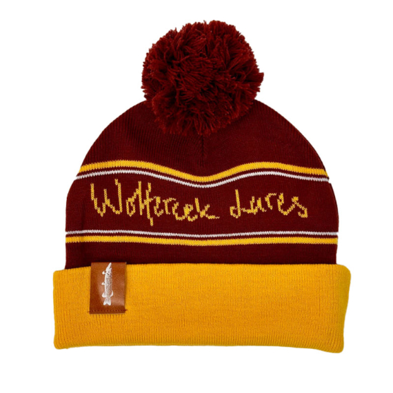 Wolfcreek Classic Logo Pom Pom Beanie - Burgundy/Mustard dans le groupe Habits et chaussures / Casquettes et chapeaux / Bérets et chapeaux l\'adresse Sportfiskeprylar.se (WCL-05-POMPOM-01-BRG-MUST)