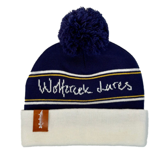 Wolfcreek Classic Logo Pom Pom Beanie - Navy/ White dans le groupe Habits et chaussures / Casquettes et chapeaux / Bérets et chapeaux l\'adresse Sportfiskeprylar.se (WCL-05-POMPOM-01-NVY-WHT)